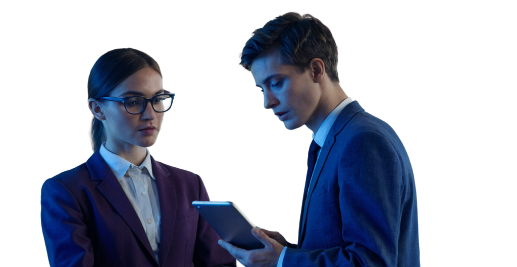 Due professionisti che analizzano i dati su un tablet.